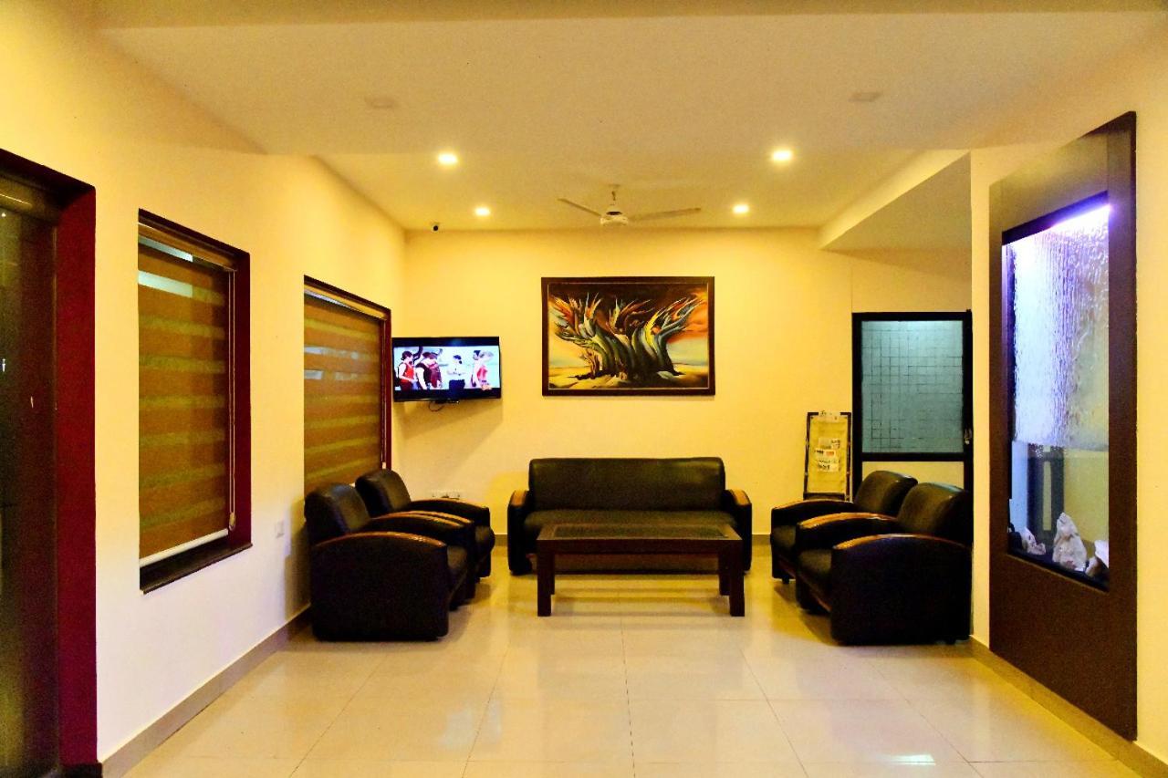 Hotel Chanakya Palakkad Extérieur photo